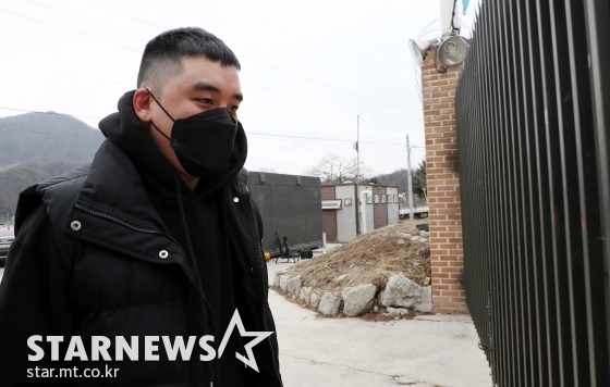 빅뱅의 전 멤버 승리(본명 이승현)가 버닝썬 사태 여파로 군 입대를 연기한 지 1년 만에 강원도 철원 6사단 신병교육대로 입소했다.승리는 코로나19 여파로 차량을 탄 채 6사단 정문까지 이동, 드라이브스루 형태로 신분을 확인한 뒤 입소장으로 들어갔다.짧은 머리에 마스크를 착용하고 검은색으로 통일한 입대 패션을 보인 승리는 신병교육대 앞에 마련됐던 포토라인에 서서 인사만 건네고 질문에는 답하지 않은 채 입소장으로 향했다.지난 1월 성매매 알선 및 상습 도박, 외국환거래법 위반, 업무 상 횡령, 증거인멸 교사, 식품위생법 위반 등의 혐의로 불구속 기소되며 진행된 승리의 재판은 군사법원으로 이관된다. 한편, 이날 승리를 보러 온 팬들의 모습은 눈에 띄진 않았다. / 사진=김창현 기자 chmt@