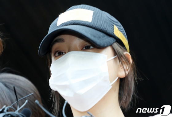 (수원=뉴스1) 조태형 기자 = 필로폰 투약 혐의로 구속된 황하나씨(31)가 12일 오전 경기도 수원시 영통구 수원남부경찰서에서 수원지방검찰청으로 송치되고 있다. 2019.4.12/뉴스1