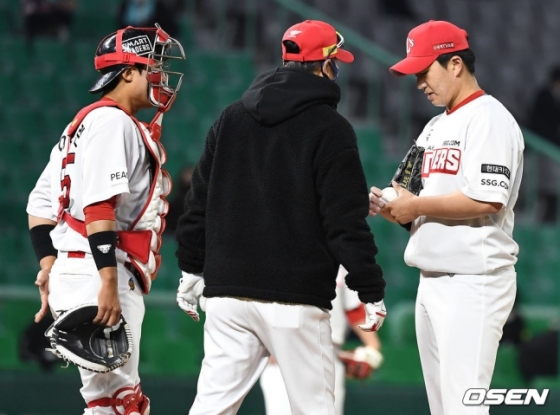15일 NC전 4회초 무사 1, 2루 상황 SSG 선발 이건욱(오른쪽)이 강판되고 있다./사진=OSEN