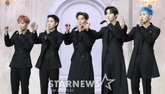 그있다룹 뉴이스트(JR, 아론, 백호, 민현, 렌)가 19일 오후 서울 광진구 광장동 예스24 라이브홀에서 진행된 정규 2집 'Romanticize'(로맨티사이즈) 발매 기념 쇼케이스에서 인사하고 . 뉴이스트의 이번 앨 타이틀곡 'INSIDE OUT'(인사이드 아웃)은 이별을 앞두고 아무렇지 않은 척했으나 자신의 본심을 깨닫고 상대에게 달려가는 모습을 그려낸 칠 하우스(Chill House) 장르의 곡으로, 한마디로 정의할 수 없는 복합적인 감정의 이동을 섬세한 가사로 표현했다. 2021.04.19 /사진=김창현 기자 chmt@