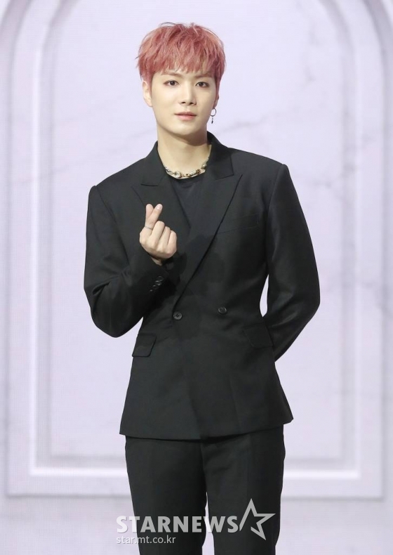 그룹 뉴이스트(NU'EST) JR이 19일 오후 서울 광진구 광장동 예스24 라이브홀에서 진행된 정규 2집 'Romanticize'(로맨티사이즈) 발매 기념 쇼케이스에서 포즈를 취하고 있다. 뉴이스트의 이번 앨 타이틀곡 'INSIDE OUT'(인사이드 아웃)은 이별을 앞두고 아무렇지 않은 척했으나 자신의 본심을 깨닫고 상대에게 달려가는 모습을 그려낸 칠 하우스(Chill House) 장르의 곡으로, 한마디로 정의할 수 없는 복합적인 감정의 이동을 섬세한 가사로 표현했다. 2021.04.19 /사진=김창현 기자 chmt@