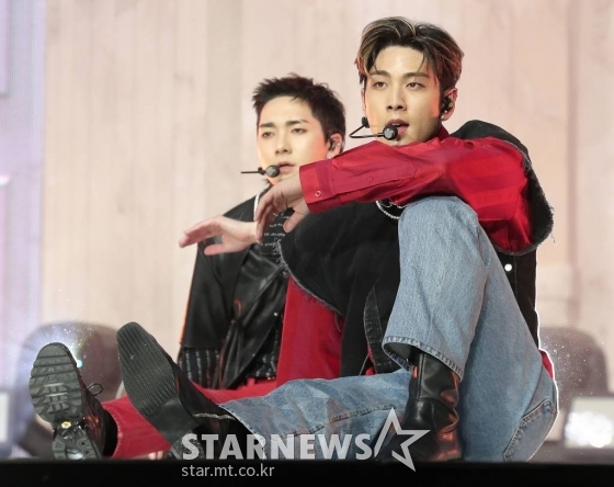 그룹 뉴이스트(NU'EST) 백호가 19일 오후 서울 광진구 광장동 예스24 라이브홀에서 진행된 정규 2집 'Romanticize'(로맨티사이즈) 발매 기념 쇼케이스에서 멋진 무대를 선보이고 있다. 뉴이스트의 이번 앨범 타이틀곡 'INSIDE OUT'(인사이드 아웃)은 이별을 앞두고 아무렇지 않은 척했으나 자신의 본심을 깨닫고 상대에게 달려가는 모습을 그려낸 칠 하우스(Chill House) 장르의 곡으로, 한마디로 정의할 수 없는 복합적인 감정의 이동을 섬세한 가사로 표현했다. 2021.04.19 /사진=김창현 기자 chmt@
