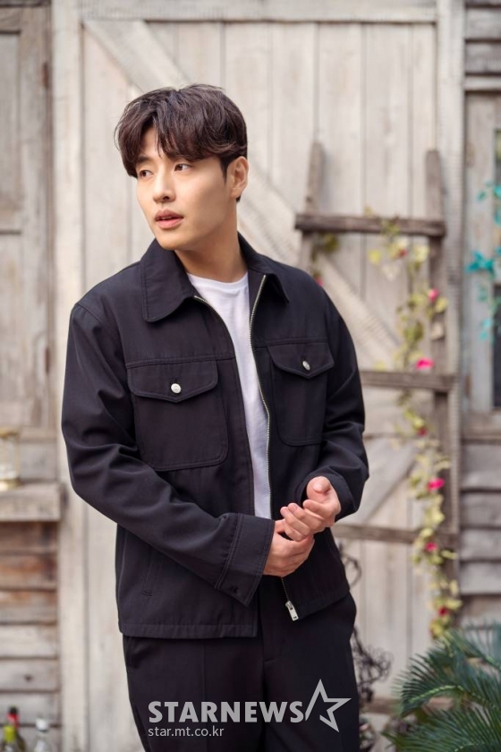 영화 '비와 당신의 이야기'에서 영호 역을 맡은 배우 강하늘이 22일 오전 온라인으로 진행된 인터뷰에 앞서 포즈를 취하고 있다. '비와 당신의 이야기'(감독 조진모)는 우연히 전달된 편지 한 통으로 서로의 삶에 위로가 되어준 영호(강하늘 분)와 소희(천우희 분)가 '비 오는 12월 31일에 만나자'라는 가능성이 낮은 약속을 한 그들의 이야기다. 오는 28일 개봉. / 사진제공=키다리이엔티 /사진=김창현 기자 chmt@