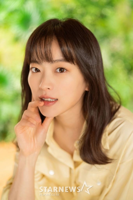 영화 '비와 당신의 이야기' 주연배우 천우희가 23일 진행된 온라인 인터뷰를 위해 포즈를 취하고 있다. /사진제공=키다리이엔티/사진=이동훈 기자 photoguy@