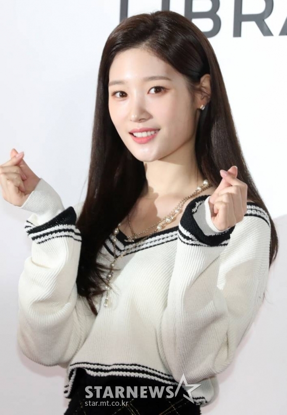 그룹 다이아 정채연이 24일 오후 서울 강남구 강남대로 팝업스토어에서 열린 샤넬잉크 라이브러리, '루쥬 알뤼르 잉크 퓨전' 팝업 이벤트에 참석하고 있다. /사진=임성균 기자 tjdrbs23@