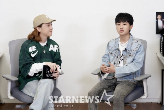 가수 디아크(D.Ark)가 13일 오후 온라인 생중계로 진행된 'EP1 GENIUS' 앨범 발매 쇼케이스에 앞서 포즈를 취하고 있다. /사진제공=피네이션 2021.05.13