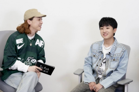 가수 디아크(D.Ark)가 13일 오후 온라인 생중계로 진행된 'EP1 GENIUS' 앨범 발매 쇼케이스에서 MC 넉살과 대화를 하고 있다. /사진제공=피네이션 2021.05.13
