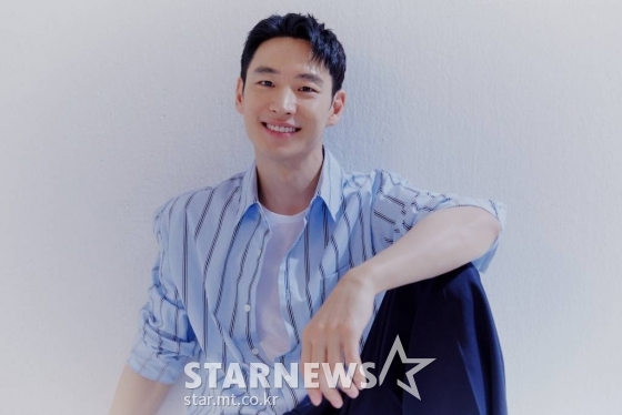 배우 이제훈이 31일 오후 화상으로 진행된 SBS 금토드라마 '모범택시' 종영 인터뷰에 앞서 포즈를 취하고 있다. 이제훈은 '모범택시'에서 누구보다 인간적이지만, 악당들에게 자비란 없는 다크 히어로 '김도기' 역으로 분해 시청자들의 사랑을 받았다. /사진=김창현 기자 chmt@