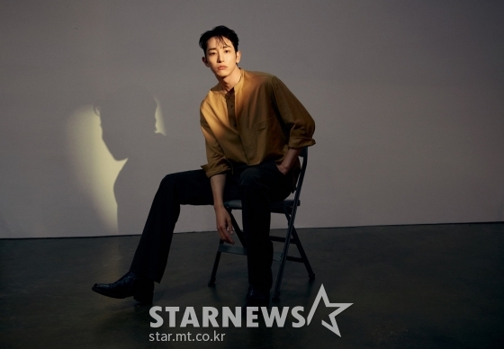 영화 '파이프라인'의 주연배우 이수혁이 24일 오전 온라인으로 진행된 인터뷰를 위해 포즈를 취하고 있다. /사진제공=YG엔터테인먼트 /사진=이동훈 기자 photoguy@
