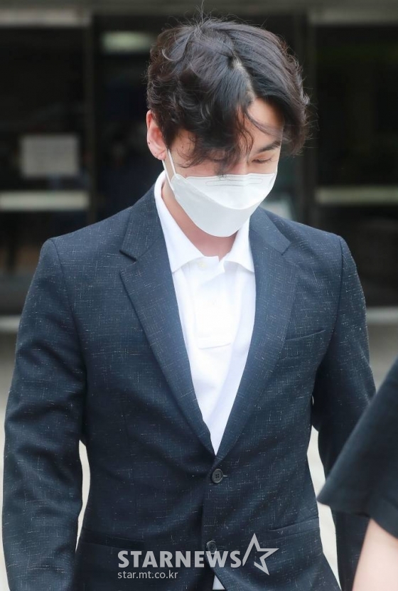 대마초 상습 흡연 혐의를 받고 있는 그룹 비투비 전 멤버 정일훈이 20일 오후 서울 서초구 서울중앙지방법원에서 열린 2차 공판을 마친뒤 청사를 나서고 있다. /사진=이동훈 기자 photoguy@