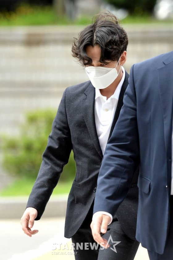 대마초 상습 흡연 혐의를 받고 있는 그룹 비투비 전 멤버 정일훈이 10일 오후 서울 서초구 서울중앙지방법원에서 열린 선고 공판에 출석하고 있다. 이날 재판부는 정일훈에게 징역 2년의 실형을 선고했다. /사진=김창현 기자 chmt@