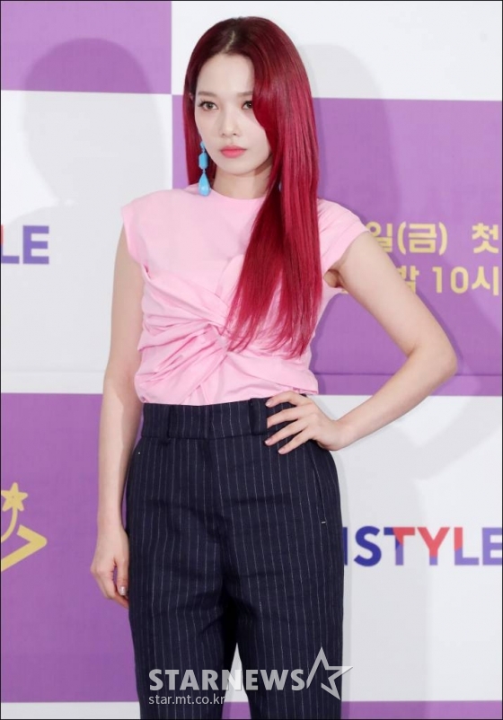 카드 전소민이 17일 오후 서울 영등포구 여의도동 켄싱턴호텔에서 열린 온스타일 뷰티 예능 '넥스트 뷰티 크리에이터스' 제작발표회에 참석해 포즈를 취하고 있다.  '넥스트 뷰티 크리에이터스'는 자신의 분야에서 잠재력과 개성을 지닌 7인의 뷰티 인플루언서가 뷰티 콘텐츠 레이스에 도전하는 리얼 뷰티 예능 프로그램이다. 오는 19일 첫 방송. /사진=김창현 기자 chmt@