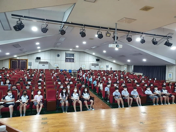 초등학생들을 상대로 한 구수환 감독의 강의./사진제공=이태석재단