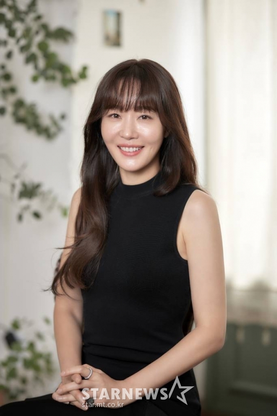 배우 엄지원이 21일 오전 화상으로 진행된 영화 '방법 : 재차의' 개봉 관련 인터뷰에 앞서 포즈를 취하고 있다. '방법: 재차의'는 되살아난 시체 '재차의'에 의한 연쇄살인사건을 막기 위해 미스터리의 실체를 파헤치는 이야기. tvN 드라마 '방법'을 새롭게 스크린으로 가져온 작품이다. 오는 28일 개봉. / 사진제공 = CJ ENM /사진=김창현 기자 chmt@