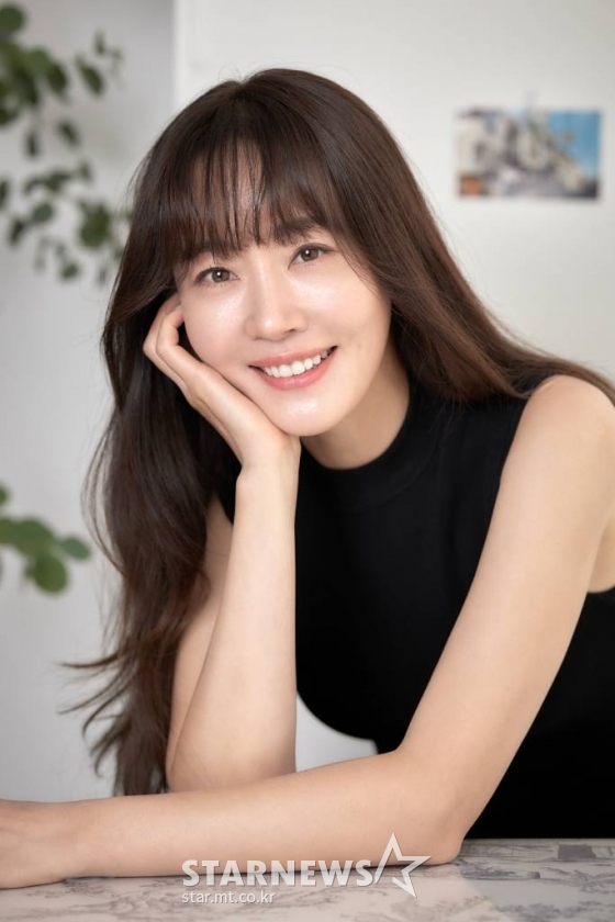 배우 엄지원이 21일 오전 화상으로 진행된 영화 '방법 : 재차의' 개봉 관련 인터뷰에 앞서 포즈를 취하고 있다. '방법: 재차의'는 되살아난 시체 '재차의'에 의한 연쇄살인사건을 막기 위해 미스터리의 실체를 파헤치는 이야기. tvN 드라마 '방법'을 새롭게 스크린으로 가져온 작품이다. 오는 28일 개봉. / 사진제공 = CJ ENM /사진=김창현 기자 chmt@