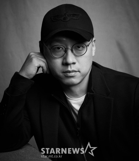 넷플릭스 '킹덤: 아신전' 김성훈 감독이 28일 오후 온라인 인터뷰에 앞서 포즈를 취하고 있다. '킹덤: 아신전'은 조선을 뒤덮은 거대한 비극의 시작인 생사초와 아신의 이야기를 담은 '킹덤' 시리즈의 스페셜 에피소드다. / 사진제공 = 넷플릭스 /사진=김창현 기자 chmt@