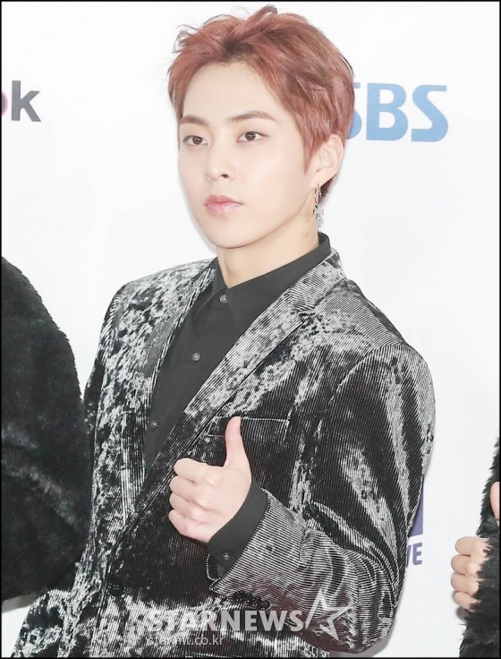 그룹 엑소 시우민이 25일 오후 서울 구로구 고척스카이돔에서 열린 '2018 SBS 가요대전' 레드카펫 행사에 참석해 포즈를 취하고 있다. /사진=김창현 기자 chmt@
