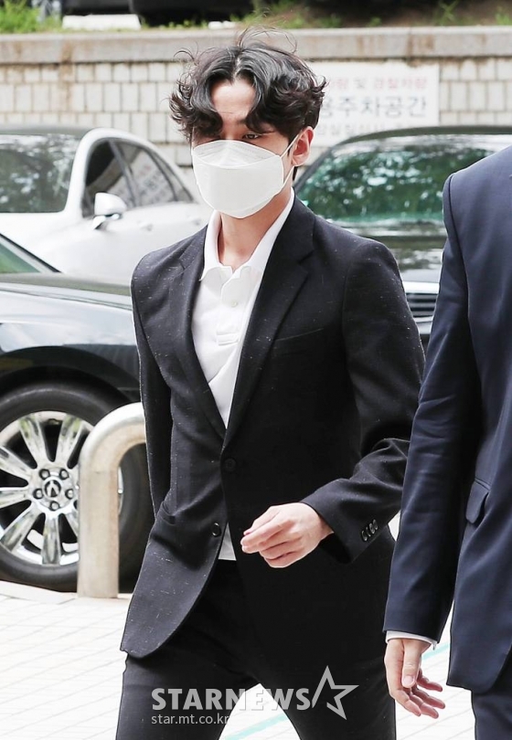 대마초 상습 흡연 혐의를 받고 있는 그룹 비투비 전 멤버 정일훈이 10일 오후 서울 서초구 서울중앙지방법원에서 열린 선고 공판에 출석하고 있다. 이날 재판부는 정일훈에게 징역 2년의 실형을 선고했다. /사진=김창현 기자 chmt@