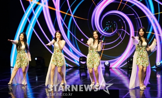 걸그룹 '브레이브걸스'(BraveGirls)가 17일 오후 온라인 생중계로 진행된 미니 5집 '서머 퀸(Summer Queen) 발매 쇼케이스에서 신곡을 선보이고 있다. /사진제공=브레이브엔터테인먼트 2021.06.17