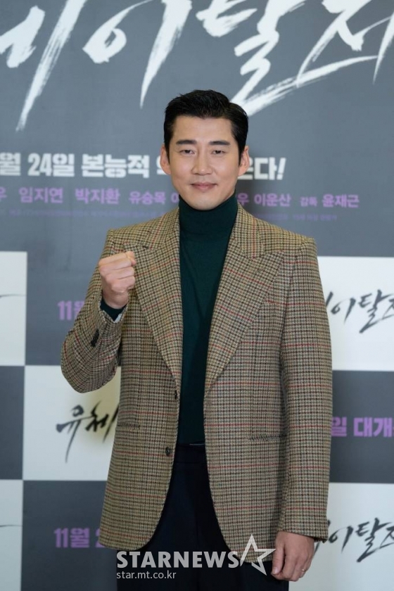 배우 윤계상이 16일 오후 서울 코엑스 메가박스에서 진행된 영화 '유체이탈자'(감독 윤재근) 언론시사회에 참석해 포즈를 취하고 있다. 기억을 잃은 채 12시간마다 다른 사람의 몸에서 깨어나는 한 남자가 모두의 표적이 된 진짜 자신을 찾기 위해 사투를 벌이는 추적 액션 영화 '유체이탈자'는 오는 24일 개봉한다. /사진제공=에이비오엔터테인먼트 2021.11.15 /사진=이동훈 기자 photoguy@