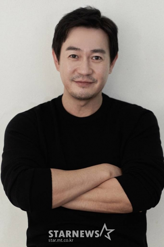 영화 '유체이탈자'(감독 윤재근)의 주연배우 박용우가 19일 오전 진행된 화상 라운드 인터뷰를 위해 포즈를 취하고 있다.  기억을 잃은 채 12시간마다 다른 사람의 몸에서 깨어나는 한 남자가 모두의 표적이 된 진짜 자신을 찾기 위해 사투를 벌이는 추적 액션 영화 '유체이탈자'는 오는 24일 개봉한다. /사진제공=에이비오엔터테인먼트 2021.11.19 /사진=이동훈 기자 photoguy@