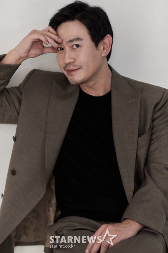 영화 '유체이탈자'(감독 윤재근)의 주연배우 박용우가 19일 오전 진행된 화상 라운드 인터뷰를 위해 포즈를 취하고 있다.  기억을 잃은 채 12시간마다 다른 사람의 몸에서 깨어나는 한 남자가 모두의 표적이 된 진짜 자신을 찾기 위해 사투를 벌이는 추적 액션 영화 '유체이탈자'는 오는 24일 개봉한다. /사진제공=에이비오엔터테인먼트 2021.11.19 /사진=이동훈 기자 photoguy@