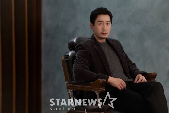 영화 '유체이탈자'(감독 윤재근)의 주연배우 박용우가 19일 오전 진행된 화상 라운드 인터뷰를 위해 포즈를 취하고 있다.  기억을 잃은 채 12시간마다 다른 사람의 몸에서 깨어나는 한 남자가 모두의 표적이 된 진짜 자신을 찾기 위해 사투를 벌이는 추적 액션 영화 '유체이탈자'는 오는 24일 개봉한다. /사진제공=에이비오엔터테인먼트 2021.11.19 /사진=이동훈 기자 photoguy@