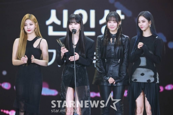 걸그룹 에스파가 2일 오후 서울 강서구 등촌동 KBS 아레나에서 열린 2021 Asia Artist Awards (2021 아시아 아티스트 어워즈, 2021 AAA) 시상식에서 AAA 신인산 가수 부문을 수상하고 소감을 전하고 있다.  스타뉴스가 주최하고 AAA 조직위원회가 주관하는 AAA는 어디에서도 보지 못했던 새로운 무대를 선보이며 전 세계 팬들의 눈과 귀를 사로잡아 명실상부 NO.1 글로벌 시상식으로 거듭났다. /사진=AAA 기자 star@
