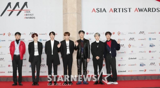 그룹 방탄소년단이 인천 중구 파라다이스시티 호텔 아트스페이스·플라자에서 진행된 '2018 AAA(Asia Artist Awards)' 레드카펫에 참석해 포즈를 취하고 있다. /사진=김휘선 기자 hwijpg@