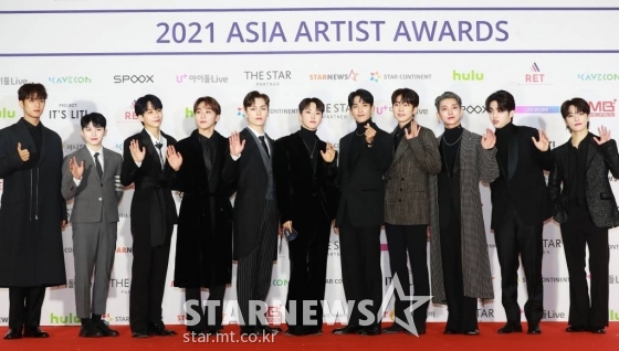 그룹 세븐틴이 2일 오후 서울 강서구 등촌동 KBS 아레나에서 열린 2021 Asia Artist Awards (2021 아시아 아티스트 어워즈, 2021 AAA) 레드카펫에서 포즈를 취하고 있다.  스타뉴스가 주최하고 AAA 조직위원회가 주관하는 AAA는 어디에서도 보지 못했던 새로운 무대를 선보이며 전 세계 팬들의 눈과 귀를 사로잡아 명실상부 NO.1 글로벌 시상식으로 거듭났다. /사진=AAA 기자 star@