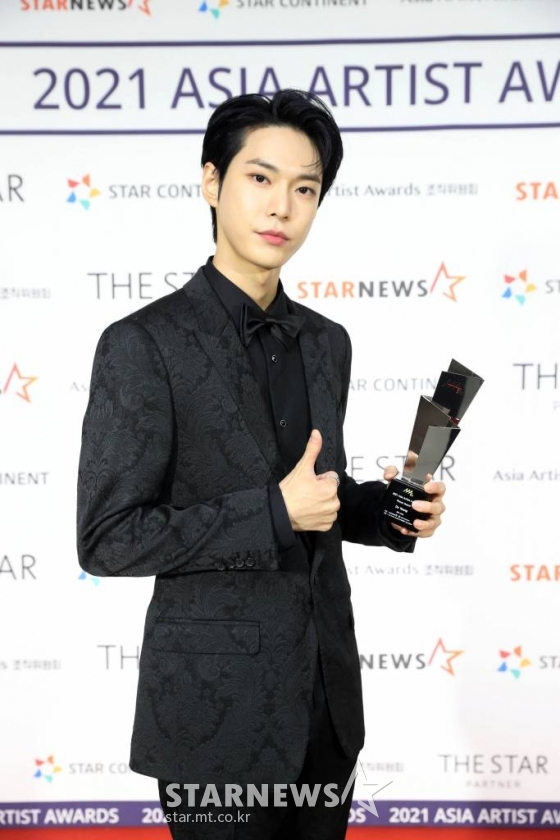 가수 겸 배우 도영이 2일 오후 서울 강서구 KBS아레나에서 진행된 '2021 Asia Artist Awards(2021 아시아 아티스트 어워즈, 2021 AAA)' 시상식에서 AAA포커스 배우부문상을 수상하고 포즈를 취하고 있다.  스타뉴스가 주최하고 AAA 조직위원회가 주관하는 AAA는 어디에서도 보지 못했던 새로운 무대를 선보이며 전 세계 팬들의 눈과 귀를 사로잡아 명실상부 NO.1 글로벌 시상식으로 거듭났다. /사진=AAA 기자 star@