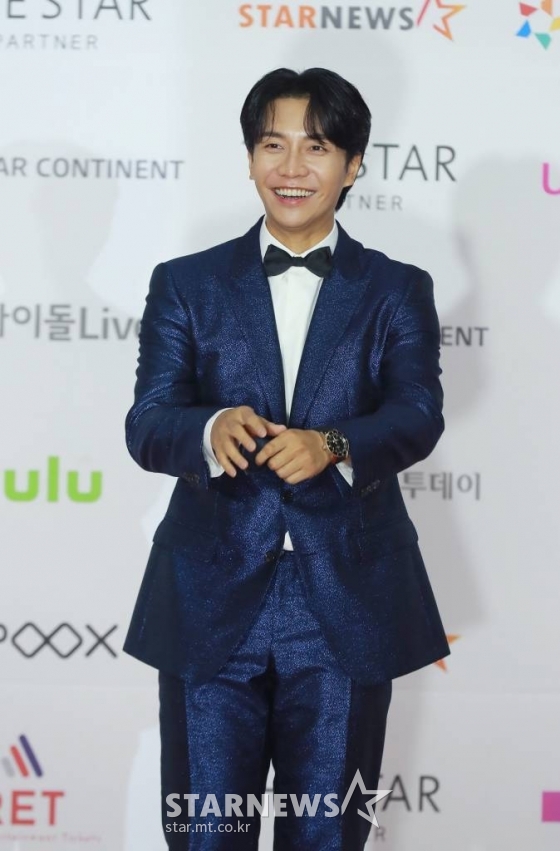 가수 겸 배우 이승기가 2일 오후 서울 강서구 등촌동 KBS 아레나에서 열린 2021 Asia Artist Awards (2021 아시아 아티스트 어워즈, 2021 AAA) 레드카펫에서 포즈를 취하고 있다.  스타뉴스가 주최하고 AAA 조직위원회가 주관하는 AAA는 어디에서도 보지 못했던 새로운 무대를 선보이며 전 세계 팬들의 눈과 귀를 사로잡아 명실상부 NO.1 글로벌 시상식으로 거듭났다. /사진=AAA 기자 star@