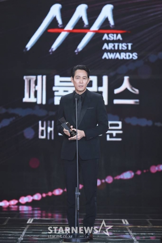 배우 이정재가 2일 오후 서울 강서구 등촌동 KBS 아레나에서 열린 2021 Asia Artist Awards (2021 아시아 아티스트 어워즈, 2021 AAA) 시상식에서 AAA 페뷸러스상을 수상하고 소감을 전하고 있다.  스타뉴스가 주최하고 AAA 조직위원회가 주관하는 AAA는 어디에서도 보지 못했던 새로운 무대를 선보이며 전 세계 팬들의 눈과 귀를 사로잡아 명실상부 NO.1 글로벌 시상식으로 거듭났다. /사진=AAA 기자 star@