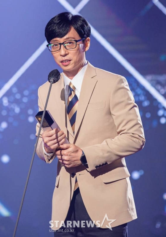 개그맨 유재석이 10일 오후 비대면 녹화 방송으로 진행된 제48회 한국방송대상 시상식에서 최우수예능인상을 수상한 뒤 소감을 밝히고 있다.  올해 제48회를 맞이한 한국방송대상은 시청자에게 기쁨과 감동을 주었던 방송 프로그램을 알리고, 방송인들의 노력을 치하하기 위해 한국방송협회가 주최·주관하는 시상식이다. /사진제공=한국방송협회 2021.09.10 /사진=이동훈 기자 photoguy@