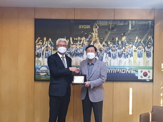곽합(왼쪽) 국군체육부대장이 7일 정지택 한국야구위원회(KBO) 총재에게 감사패를 전달하고 있다.  /사진=KBO