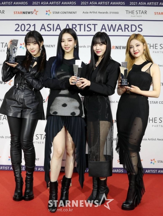 그룹 에스파가 2일 오후 서울 강서구 KBS아레나에서 진행된 '2021 Asia Artist Awards(2021 아시아 아티스트 어워즈, 2021 AAA)' 시상식에서 AAA 대상 올해의 스테이지상을 수상하고 포즈를 취하고 있다.  스타뉴스가 주최하고 AAA 조직위원회가 주관하는 AAA는 어디에서도 보지 못했던 새로운 무대를 선보이며 전 세계 팬들의 눈과 귀를 사로잡아 명실상부 NO.1 글로벌 시상식으로 거듭났다. /사진=AAA 기자 star@