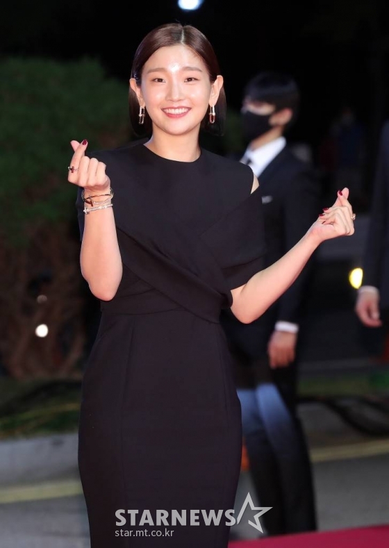 배우 박소담이 6일 오후 부산 해운대구 영화의전당에서 열린 '제26회 부산국제영화제'(BIFF) 개막식에 참석해 레드카펫을 밟고 있다. 2021.10.06 /사진=김창현 기자 chmt@