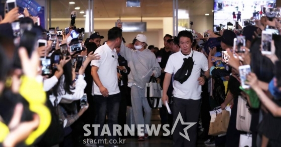 그룹 슈퍼주니어 이특이 베트남 하노이 미딩 국립경기장에서 열리는 스타뉴스 주최 '2019 아시아 아티스트 어워즈 인 베트남'(2019 Asia Artist Awards in Vietnam) 참석을 위해 25일 노이바이 공항으로 입국하고 있다. /사진=김휘선 기자 hwijpg@