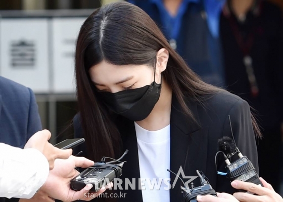 음주운전을 하다 교통사고를 낸 아이돌 그룹 애프터스쿨 출신 배우 리지(본명 박수영·29)가 27일 오전 서울 서초구 중앙지방법원에서 진행된 첫 공판을 마친 뒤 고개 숙여 사죄하고 있다. 리지는 지난 5월 8일 오후 10시 12분쯤 서울 강남구 청담동 영동대교 남단 교차로 인근에서 앞서가는 택시를 들이받은 혐의로 적발됐다. 2021.09.27 /사진=김창현 기자 chmt@