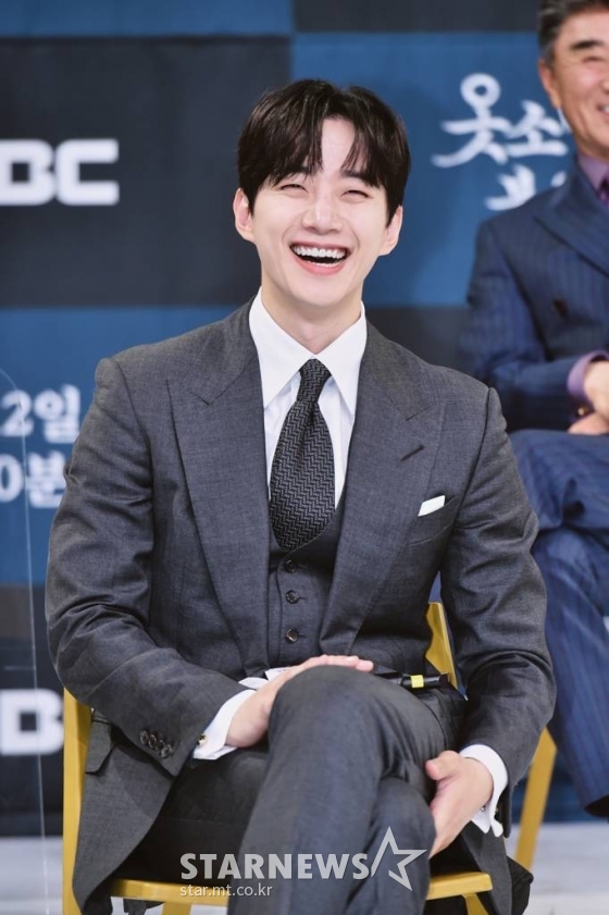 배우 이준호가 11일 오후 온라인 생중계로 진행된 MBC 새 드라마 '옷소매 붉은 끝동' 제작발표회에 참석해 질문에 답하고 있다. 자신이 선택한 삶을 지키고자 한 궁녀와 사랑보다 나라가 우선이었던 제왕의 애절한 궁중 로맨스 '옷소매 붉은 끝동'은 오는 12일 첫 방송된다. /사진제공=MBC 2021.11.11 /사진=이동훈 기자 photoguy@
