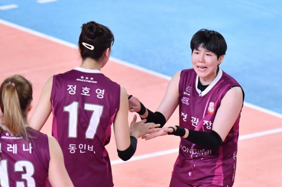 KGC 인삼공사 이소영(오른쪽)이 팀원들을 다독이고 있다./사진=한국배구연맹