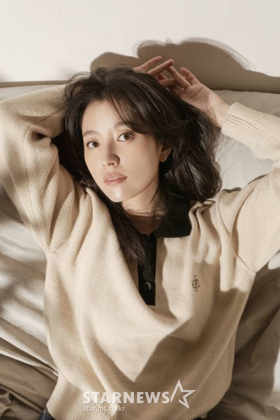 영화 '해적: 도깨비 깃발'(감독 김정훈)의 주연배우 한효주가 14일 오전 진행된 인터뷰를 위해 포즈를 취하고 있다.   흔적도 없이 사라진 왕실 보물의 주인이 되기 위해 바다로 모인 해적들의 스펙터클한 모험을 그린 영화 '해적: 도깨비 깃발'은 오는 26일 개봉된다. /사진제공=롯데엔터테인먼트 2022.01.14 /사진=이동훈 기자 photoguy@