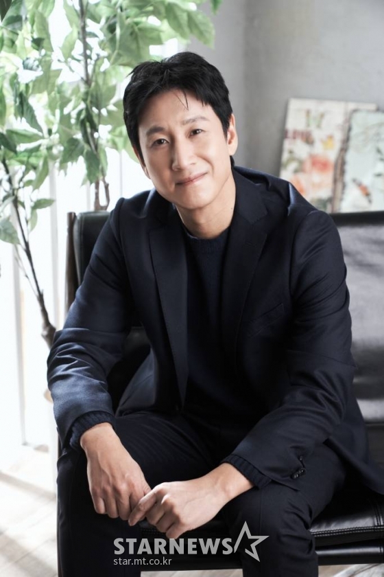 영화 '킹메이커'(감독 변성현)의 주연배우 이선균이 14일 오후 진행된 화상 인터뷰를 위해 포즈를 취하고 있다. 세상을 바꾸기 위해 도전하는 정치인 김운범과 존재도 이름도 숨겨진 선거 전략가 '서창대'가 치열한 선거판에 뛰어들며 시작되는 드라마를 그린 영화 '킹메이커'는 오는 26일 개봉된다. /사진제공=메가박스중앙(주)플러스엠 2022.01.14 /사진=이동훈 기자 photoguy@