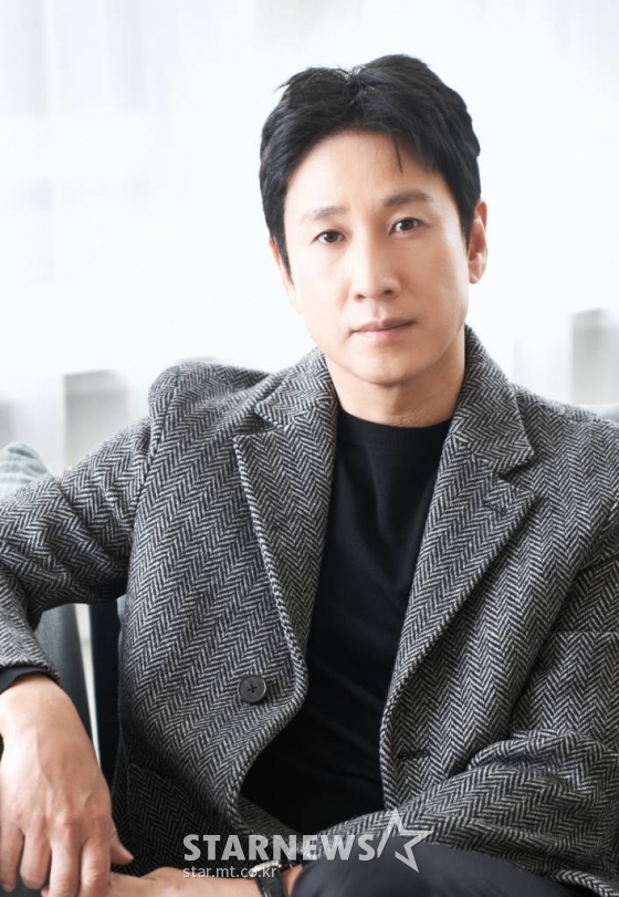 영화 '킹메이커'(감독 변성현)의 주연배우 이선균이 14일 오후 진행된 화상 인터뷰를 위해 포즈를 취하고 있다.   세상을 바꾸기 위해 도전하는 정치인 김운범과 존재도 이름도 숨겨진 선거 전략가 '서창대'가 치열한 선거판에 뛰어들며 시작되는 드라마를 그린 영화 '킹메이커'는 오는 26일 개봉된다. /사진제공=메가박스중앙(주)플러스엠 2022.01.14 /사진=이동훈 기자 photoguy@