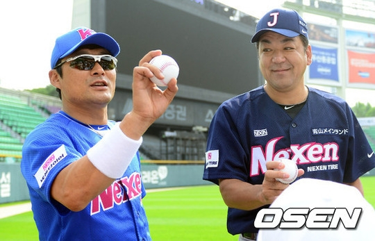 지난 2012년 7월 20일 서울 잠실구장에서 열린 '한일 프로야구 레전드 매치 2012' 경기 전 이종범(왼쪽)과 마키하라가 '야구 클리닉' 시간에 서로 이야기를 나누고 있다.