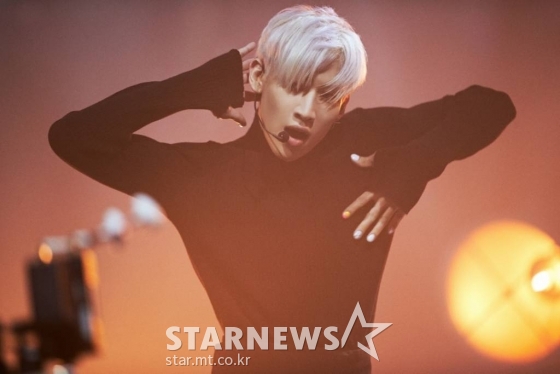 가수 뱀뱀이 18일 오후 온라인 생중계로 진행된 두 번째 미니앨범 '비'(B) 발매기념 쇼케이스에서 신곡을 선보이고 있다. 지난해 첫 솔로 미니앨범 '리본'(riBBon) 이후 7개월여 만에 선보이는 두 번째 미니앨범 '비'는 뱀뱀만의 세상을 이야기한 앨범이다. /사진제공=어비스컴퍼니 2022.01.18 /사진=이동훈 기자 photoguy@