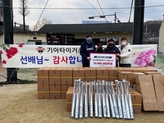 최형우(맨 오른쪽)와 양준혁 이사장(맨 왼쪽)이 지난 17일 군산신풍초등학교를 찾아 야구용품을 기증하고 있다. /사진제공=양준혁야구재단