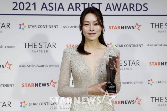 배우 차지연이 2일 오후 서울 강서구 KBS아레나에서 진행된 '2021 Asia Artist Awards(2021 아시아 아티스트 어워즈, 2021 AAA)' 시상식에서 AAA 신스틸러상을 수상하고 포즈를 취하고 있다. 스타뉴스가 주최하고 AAA 조직위원회가 주관하는 AAA는 어디에서도 보지 못했던 새로운 무대를 선보이며 전 세계 팬들의 눈과 귀를 사로잡아 명실상부 NO.1 글로벌 시상식으로 거듭났다. /사진=AAA 기자 star@