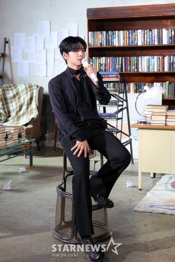 그룹 DAY6 원필이 7일 오후 온라인 생중계로 진행된 첫 솔로 정규 앨범 '필모그래피' 발매기념 기자간담회에서 신곡을 선보이고 있다.  이번 앨범에는 타이틀곡 '안녕, 잘 가'를 비롯해 '지우게', '소설 속의 작가가 되어', '우리 더 걸을까', '외딴섬의 외톨이', '언젠가 봄은 찾아올 거야', '휴지조각', '늦은 끝', '그리다 보면', '행운을 빌어 줘' 등 10곡이 수록됐다. /사진제공=JYP엔터테인먼트 2022.02.07