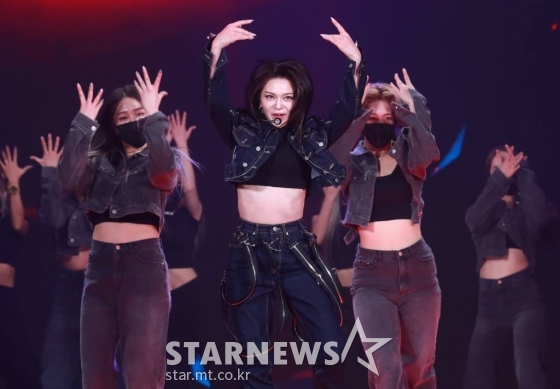 가수 알렉사가 2021 Asia Artist Awards(2021 아시아 아티스트 어워즈, 2021 AAA) 시상식에서 멋진 무대를 선보이고 있다. /사진=AAA 기자 star@